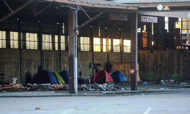 Μεγάλη αστυνομική επιχείρηση σε εξέλιξη στο λιμάνι της Πάτρας για την απομάκρυνση μεταναστών (βίντεο)